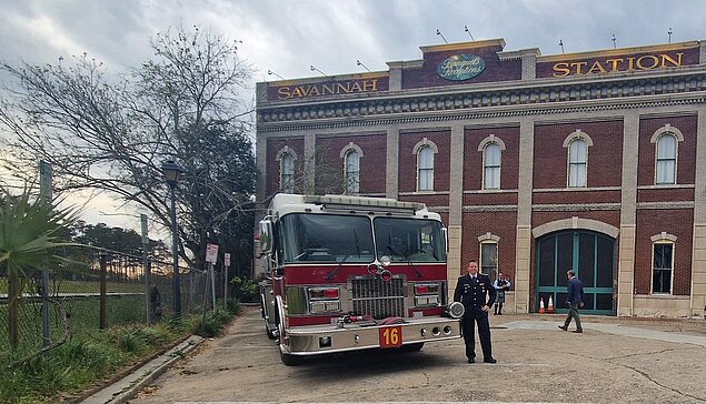 Katharina Dieckow steht neben einem Feuerwehrauto vor der "Savannah Station".