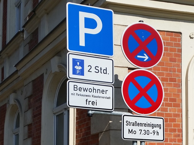Schildermast mit Verkehrszeichen in der Ankerstraße in Halle (Saale) mit Ausweisung der Parkzonen