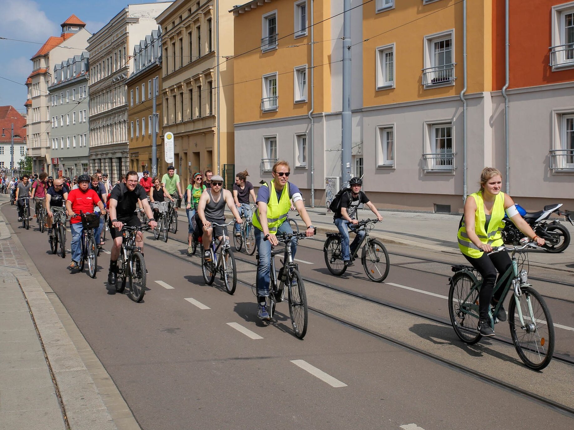 viele Radfahrende auf der Mansfelder Straße im Stadtgebiet von Halle (Saale)